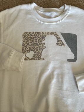 White Crewneck with Leopard MLB Graphic